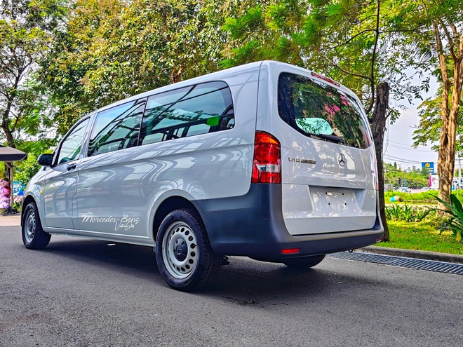 Xe van lại 'hot' tại Việt Nam: Ford Transit 2024 nhá ảnh chính thức, Mercedes Vito giảm giá kỷ lục- Ảnh 10.