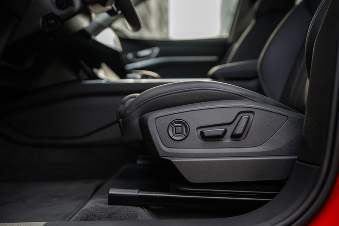 Audi Q8 e-tron ra mắt Việt Nam: Giá từ 3,8 tỷ đồng, bảo hành pin 8 năm, tặng sạc miễn phí- Ảnh 15. Audi Q8 e-tron ra mắt Việt Nam: Giá từ 3,8 tỷ đồng, bảo hành pin 8 năm, tặng sạc miễn phí- Ảnh 15.