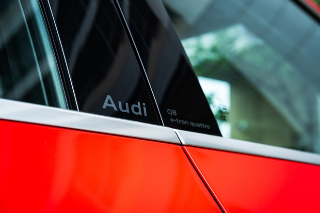 Audi Q8 e-tron ra mắt Việt Nam: Giá từ 3,8 tỷ đồng, bảo hành pin 8 năm, tặng sạc miễn phí- Ảnh 9. Audi Q8 e-tron ra mắt Việt Nam: Giá từ 3,8 tỷ đồng, bảo hành pin 8 năm, tặng sạc miễn phí- Ảnh 9.