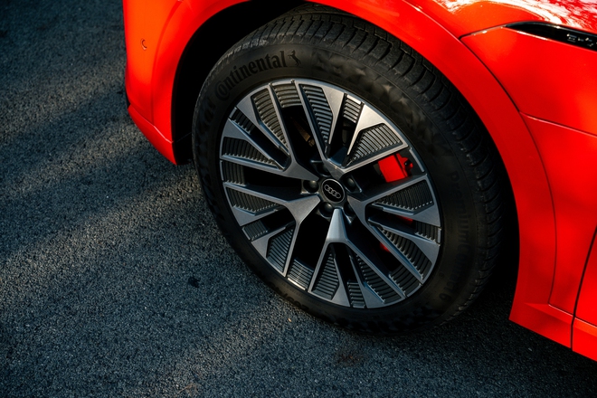 Audi Q8 e-tron ra mắt Việt Nam: Giá từ 3,8 tỷ đồng, bảo hành pin 8 năm, tặng sạc miễn phí- Ảnh 5. Audi Q8 e-tron ra mắt Việt Nam: Giá từ 3,8 tỷ đồng, bảo hành pin 8 năm, tặng sạc miễn phí- Ảnh 5.