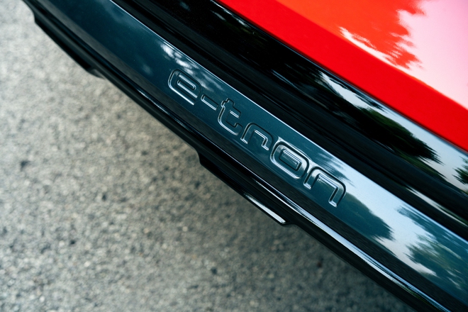 Audi Q8 e-tron ra mắt Việt Nam: Giá từ 3,8 tỷ đồng, bảo hành pin 8 năm, tặng sạc miễn phí- Ảnh 10. Audi Q8 e-tron ra mắt Việt Nam: Giá từ 3,8 tỷ đồng, bảo hành pin 8 năm, tặng sạc miễn phí- Ảnh 10.