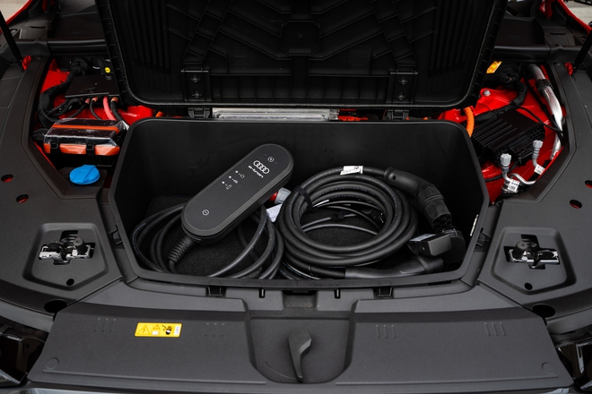 Audi Q8 e-tron ra mắt Việt Nam: Giá từ 3,8 tỷ đồng, bảo hành pin 8 năm, tặng sạc miễn phí- Ảnh 20. Audi Q8 e-tron ra mắt Việt Nam: Giá từ 3,8 tỷ đồng, bảo hành pin 8 năm, tặng sạc miễn phí- Ảnh 20.