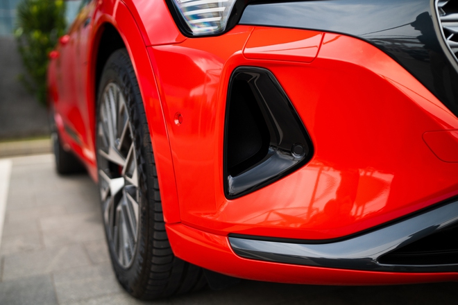 Audi Q8 e-tron ra mắt Việt Nam: Giá từ 3,8 tỷ đồng, bảo hành pin 8 năm, tặng sạc miễn phí- Ảnh 8. Audi Q8 e-tron ra mắt Việt Nam: Giá từ 3,8 tỷ đồng, bảo hành pin 8 năm, tặng sạc miễn phí- Ảnh 8.