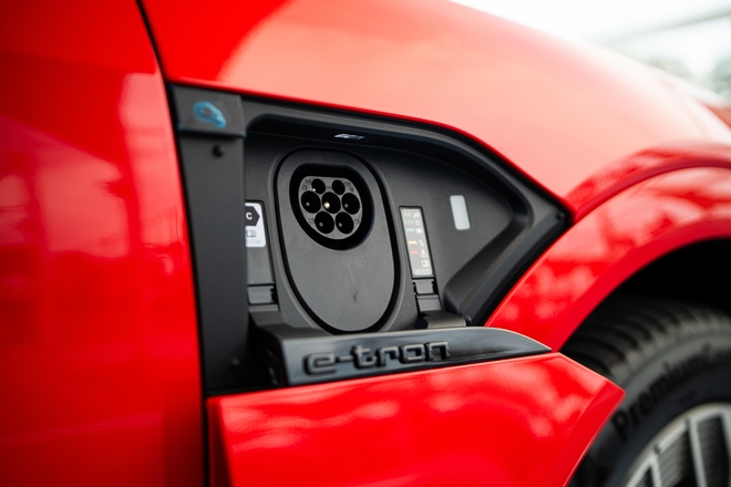 Audi Q8 e-tron ra mắt Việt Nam: Giá từ 3,8 tỷ đồng, bảo hành pin 8 năm, tặng sạc miễn phí- Ảnh 21. Audi Q8 e-tron ra mắt Việt Nam: Giá từ 3,8 tỷ đồng, bảo hành pin 8 năm, tặng sạc miễn phí- Ảnh 21.