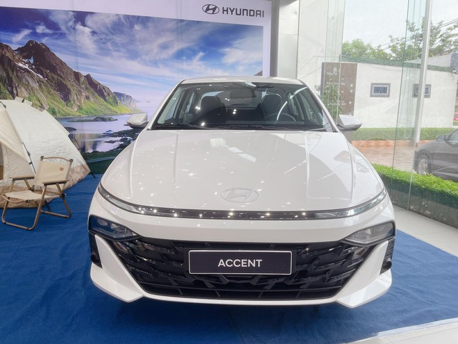 Hyundai Accent 2024 ồ ạt về đại lý: Không ‘lạc’, tặng thêm cả phụ kiện, chủ yếu bản Đặc biệt, Cao cấp- Ảnh 6. Hyundai Accent 2024 ồ ạt về đại lý: Không ‘lạc’, tặng thêm cả phụ kiện, chủ yếu bản Đặc biệt, Cao cấp- Ảnh 6.