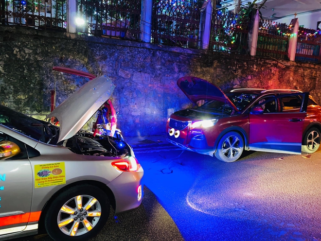 Sếp công ty dược cứu hộ hàng nghìn ô tô miễn phí bằng Toyota Corolla Altis: 'Có người bảo hâm, chẳng ai max rảnh thế này'- Ảnh 5. Sếp công ty dược cứu hộ hàng nghìn ô tô miễn phí bằng Toyota Corolla Altis: 'Có người bảo hâm, chẳng ai max rảnh thế này'- Ảnh 5.