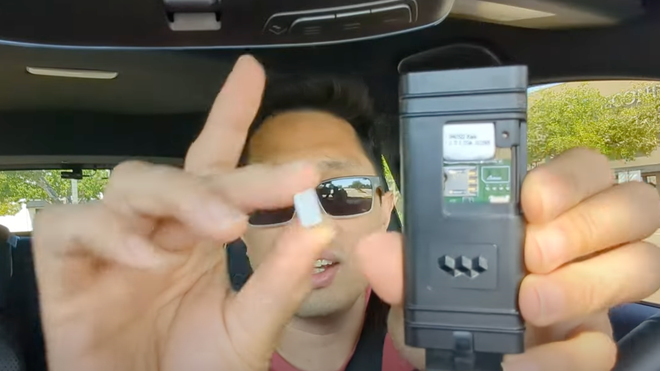 Thấy chiếc Toyota Corolla mới mua cạn sạch bình, chủ xe tá hỏa khi phát hiện một thiết bị theo dõi bị cắm vào xe lúc nào không hay- Ảnh 4. Thấy chiếc Toyota Corolla mới mua cạn sạch bình, chủ xe tá hỏa khi phát hiện một thiết bị theo dõi bị cắm vào xe lúc nào không hay- Ảnh 4.