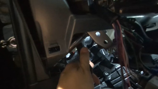 Thấy chiếc Toyota Corolla mới mua cạn sạch bình, chủ xe tá hỏa khi phát hiện một thiết bị theo dõi bị cắm vào xe lúc nào không hay- Ảnh 3. Thấy chiếc Toyota Corolla mới mua cạn sạch bình, chủ xe tá hỏa khi phát hiện một thiết bị theo dõi bị cắm vào xe lúc nào không hay- Ảnh 3.