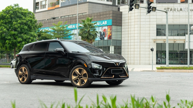 Thích EQS nhưng chốt VinFast VF 7, giám đốc công ty vận tải chia sẻ: ‘Công nghệ chẳng kém nhiều mà giá chỉ bằng một phần nhỏ’- Ảnh 5. Thích EQS nhưng chốt VinFast VF 7, giám đốc công ty vận tải chia sẻ: ‘Công nghệ chẳng kém nhiều mà giá chỉ bằng một phần nhỏ’- Ảnh 5.