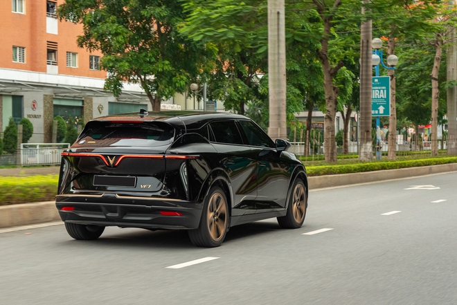 Thích EQS nhưng chốt VinFast VF 7, giám đốc công ty vận tải chia sẻ: ‘Công nghệ chẳng kém nhiều mà giá chỉ bằng một phần nhỏ’- Ảnh 15. Thích EQS nhưng chốt VinFast VF 7, giám đốc công ty vận tải chia sẻ: ‘Công nghệ chẳng kém nhiều mà giá chỉ bằng một phần nhỏ’- Ảnh 15.