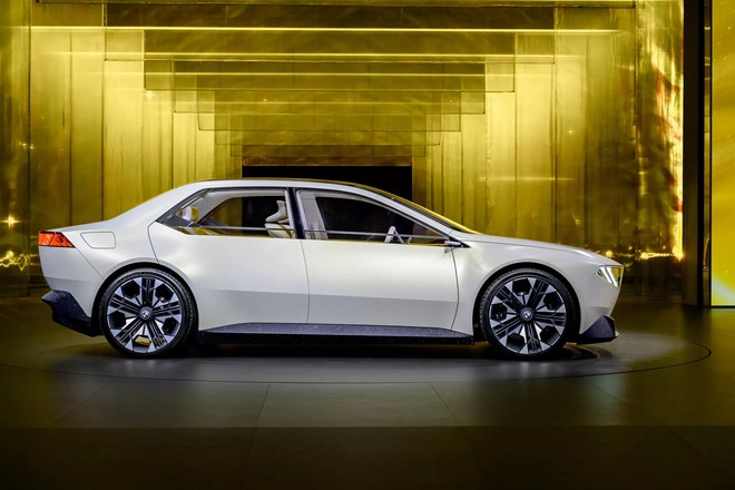 Xem trước BMW 3-Series 2025 sắp ra mắt: Thiết kế lột xác hoàn toàn, HUD to kỷ lục, động cơ điện không dưới 300 mã lực- Ảnh 4. Xem trước BMW 3-Series 2025 sắp ra mắt: Thiết kế lột xác hoàn toàn, HUD to kỷ lục, động cơ điện không dưới 300 mã lực- Ảnh 4.