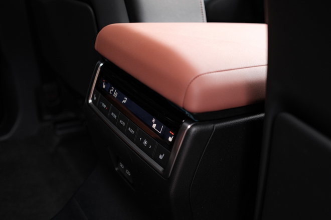 Lexus GX 550 ra mắt Việt Nam: Giá từ 6,2 tỷ, máy như Land Cruiser, nhiều công nghệ sang xịn chưa từng có- Ảnh 16. Lexus GX 550 ra mắt Việt Nam: Giá từ 6,2 tỷ, máy như Land Cruiser, nhiều công nghệ sang xịn chưa từng có- Ảnh 16.