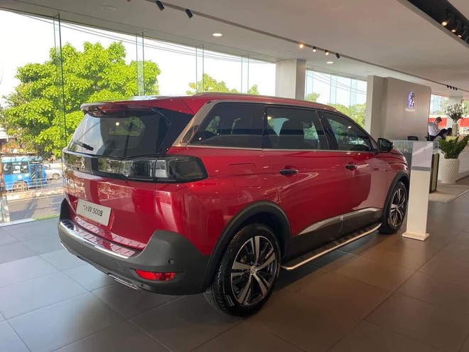 Peugeot 5008 giảm giá tới hơn trăm triệu ở đại lý, xe tiền tỉ nay rẻ hơn hàng loạt đối thủ Fortuner, Santa Fe, CX-8- Ảnh 5. Peugeot 5008 giảm giá tới hơn trăm triệu ở đại lý, xe tiền tỉ nay rẻ hơn hàng loạt đối thủ Fortuner, Santa Fe, CX-8- Ảnh 5.