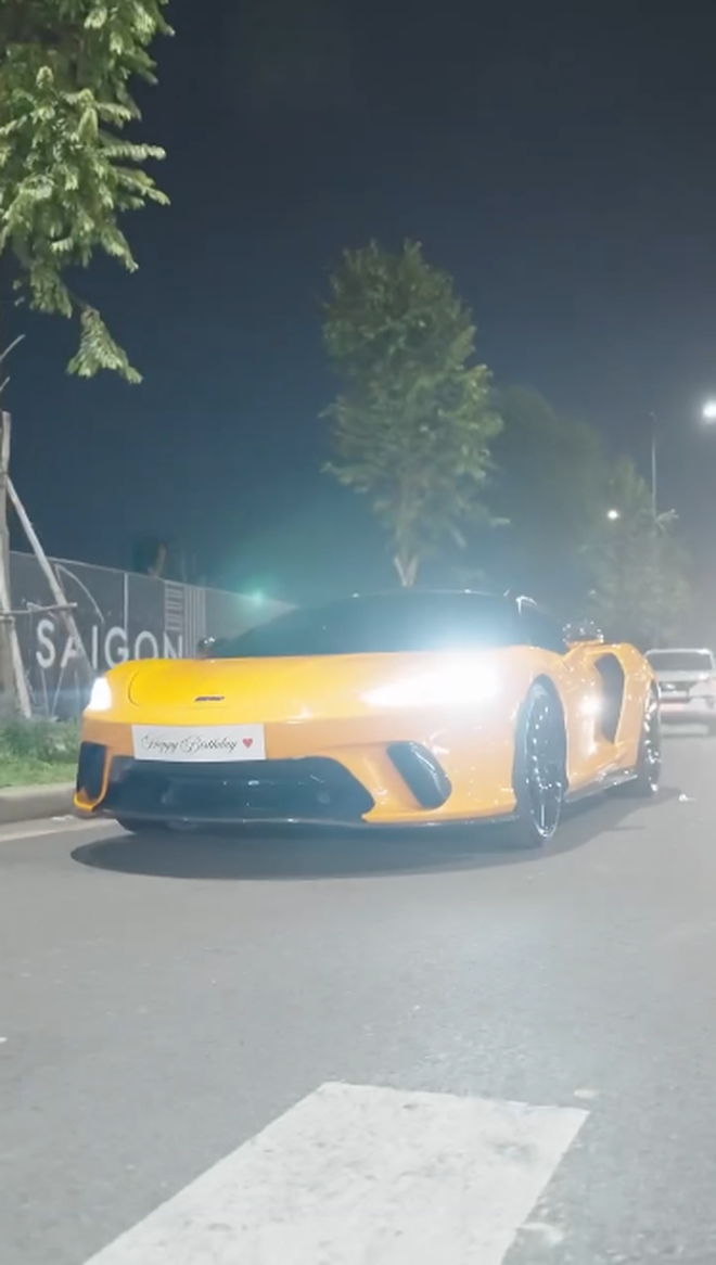 Hot girl 9X đời đầu tặng McLaren GT cho ông xã nhân dịp sinh nhật: Giá không dưới 16 tỷ đồng, là xe chính hãng độc nhất Việt Nam- Ảnh 4.