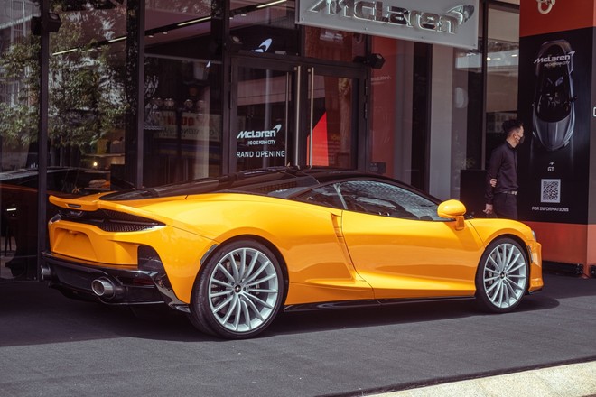 Hot girl 9X đời đầu tặng McLaren GT cho ông xã nhân dịp sinh nhật: Giá không dưới 16 tỷ đồng, là xe chính hãng độc nhất Việt Nam- Ảnh 8. Hot girl 9X đời đầu tặng McLaren GT cho ông xã nhân dịp sinh nhật: Giá không dưới 16 tỷ đồng, là xe chính hãng độc nhất Việt Nam- Ảnh 8.