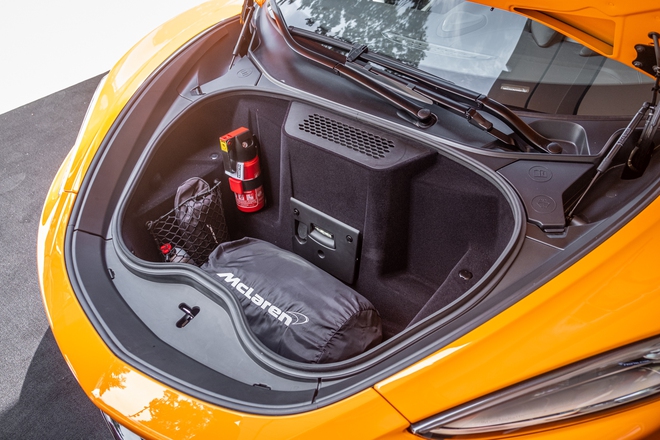 Hot girl 9X đời đầu tặng McLaren GT cho ông xã nhân dịp sinh nhật: Giá không dưới 16 tỷ đồng, là xe chính hãng độc nhất Việt Nam- Ảnh 13. Hot girl 9X đời đầu tặng McLaren GT cho ông xã nhân dịp sinh nhật: Giá không dưới 16 tỷ đồng, là xe chính hãng độc nhất Việt Nam- Ảnh 13.