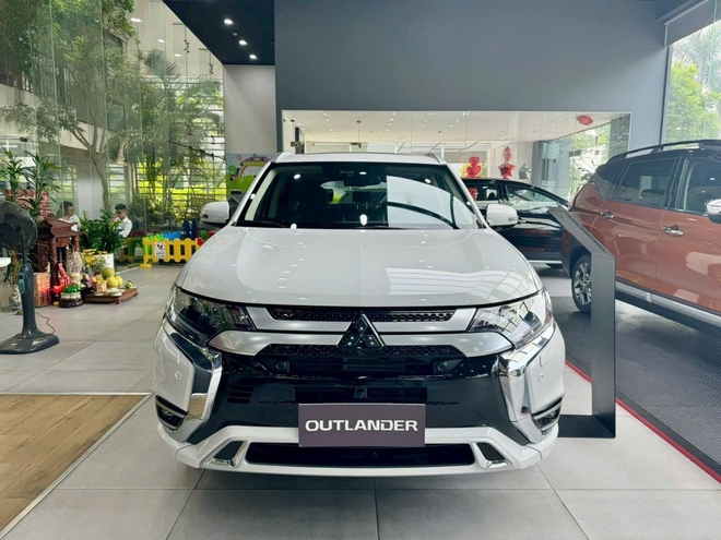 Đại lý xả kho lô Mitsubishi Outlander 2023 cuối cùng: Giảm tới 140 triệu đồng nhưng chỉ áp dụng cho phiên bản này- Ảnh 3. Đại lý xả kho lô Mitsubishi Outlander 2023 cuối cùng: Giảm tới 140 triệu đồng nhưng chỉ áp dụng cho phiên bản này- Ảnh 3.