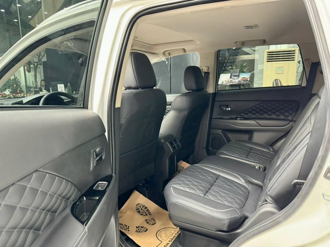 Đại lý xả kho lô Mitsubishi Outlander 2023 cuối cùng: Giảm tới 140 triệu đồng nhưng chỉ áp dụng cho phiên bản này- Ảnh 6. Đại lý xả kho lô Mitsubishi Outlander 2023 cuối cùng: Giảm tới 140 triệu đồng nhưng chỉ áp dụng cho phiên bản này- Ảnh 6.