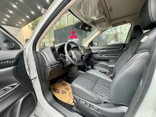 Đại lý xả kho lô Mitsubishi Outlander 2023 cuối cùng: Giảm tới 140 triệu đồng nhưng chỉ áp dụng cho phiên bản này- Ảnh 5. Đại lý xả kho lô Mitsubishi Outlander 2023 cuối cùng: Giảm tới 140 triệu đồng nhưng chỉ áp dụng cho phiên bản này- Ảnh 5.