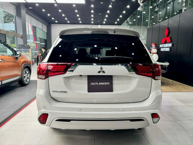 Đại lý xả kho lô Mitsubishi Outlander 2023 cuối cùng: Giảm tới 140 triệu đồng nhưng chỉ áp dụng cho phiên bản này- Ảnh 4. Đại lý xả kho lô Mitsubishi Outlander 2023 cuối cùng: Giảm tới 140 triệu đồng nhưng chỉ áp dụng cho phiên bản này- Ảnh 4.