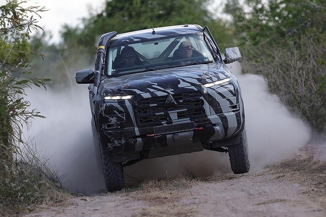 Mitsubishi Triton Ralliart 2025 dễ trang bị động cơ hybrid sạc điện đấu Hilux và Navara, báo Úc e vẫn Ranger Raptor vẫn trên một bậc- Ảnh 6. Mitsubishi Triton Ralliart 2025 dễ trang bị động cơ hybrid sạc điện đấu Hilux và Navara, báo Úc e vẫn Ranger Raptor vẫn trên một bậc- Ảnh 6.