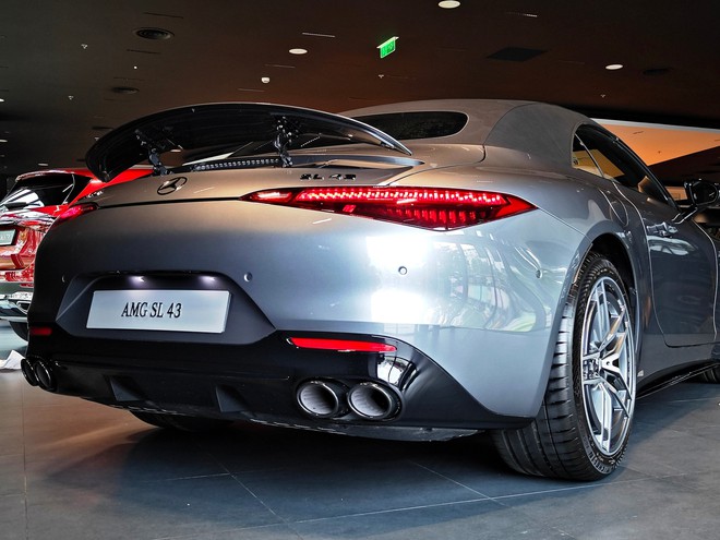 Chi tiết Mercedes-AMG SL 43 giá gần 7 tỷ đồng tại đại lý: Gói ngoại thất thể thao, nhiều công nghệ hiện đại đấu Porsche 911- Ảnh 4. Chi tiết Mercedes-AMG SL 43 giá gần 7 tỷ đồng tại đại lý: Gói ngoại thất thể thao, nhiều công nghệ hiện đại đấu Porsche 911- Ảnh 4.
