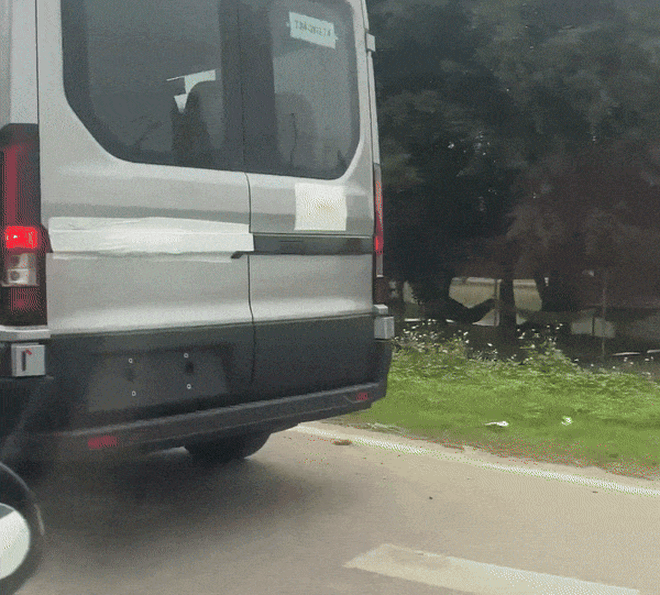 Ảnh thực tế nội, ngoại thất Ford Transit 2024 sắp ra mắt Việt Nam: Đèn kiểu Everest, bên trong xịn sò, màn hình kép như Mercedes- Ảnh 11. Ảnh thực tế nội, ngoại thất Ford Transit 2024 sắp ra mắt Việt Nam: Đèn kiểu Everest, bên trong xịn sò, màn hình kép như Mercedes- Ảnh 11.