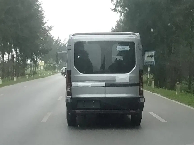 Ảnh thực tế nội, ngoại thất Ford Transit 2024 sắp ra mắt Việt Nam: Đèn kiểu Everest, bên trong xịn sò, màn hình kép như Mercedes- Ảnh 12. Ảnh thực tế nội, ngoại thất Ford Transit 2024 sắp ra mắt Việt Nam: Đèn kiểu Everest, bên trong xịn sò, màn hình kép như Mercedes- Ảnh 12.