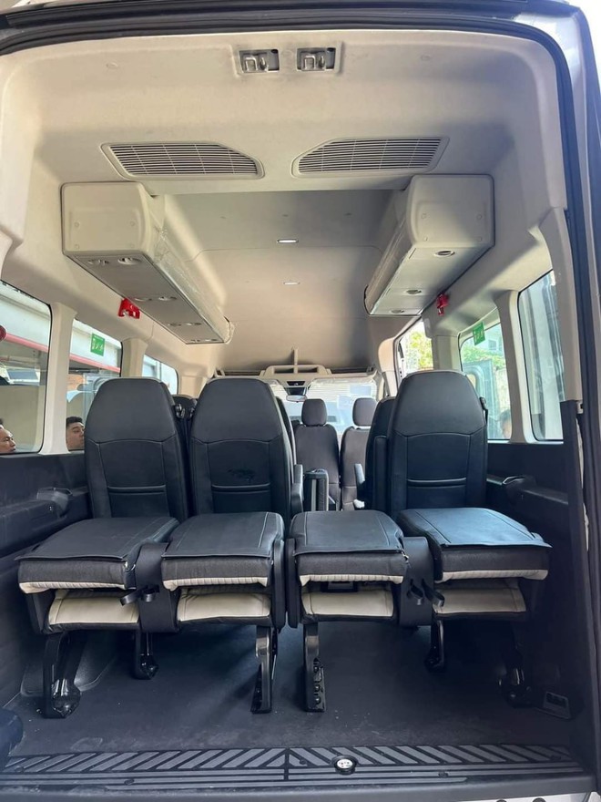 Ảnh thực tế nội, ngoại thất Ford Transit 2024 sắp ra mắt Việt Nam: Đèn kiểu Everest, bên trong xịn sò, màn hình kép như Mercedes- Ảnh 9. Ảnh thực tế nội, ngoại thất Ford Transit 2024 sắp ra mắt Việt Nam: Đèn kiểu Everest, bên trong xịn sò, màn hình kép như Mercedes- Ảnh 9.