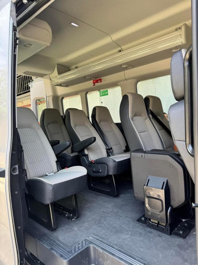 Ảnh thực tế nội, ngoại thất Ford Transit 2024 sắp ra mắt Việt Nam: Đèn kiểu Everest, bên trong xịn sò, màn hình kép như Mercedes- Ảnh 7. Ảnh thực tế nội, ngoại thất Ford Transit 2024 sắp ra mắt Việt Nam: Đèn kiểu Everest, bên trong xịn sò, màn hình kép như Mercedes- Ảnh 7.