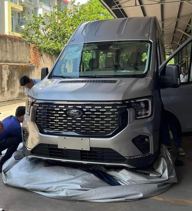 Ảnh thực tế nội, ngoại thất Ford Transit 2024 sắp ra mắt Việt Nam: Đèn kiểu Everest, bên trong xịn sò, màn hình kép như Mercedes- Ảnh 2.