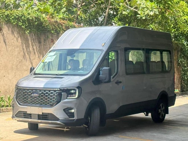 Ảnh thực tế nội, ngoại thất Ford Transit 2024 sắp ra mắt Việt Nam: Đèn kiểu Everest, bên trong xịn sò, màn hình kép như Mercedes- Ảnh 3.