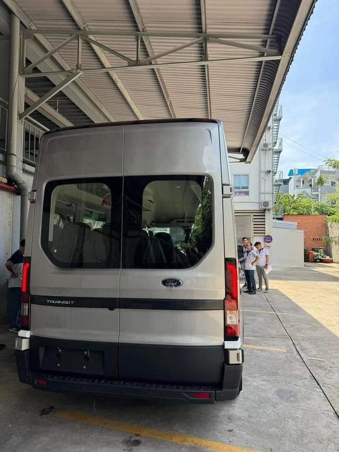 Ảnh thực tế nội, ngoại thất Ford Transit 2024 sắp ra mắt Việt Nam: Đèn kiểu Everest, bên trong xịn sò, màn hình kép như Mercedes- Ảnh 5.