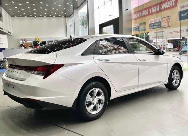 Xả hàng tồn, Hyundai Elantra bán rẻ hơn cả ‘đàn em’ Accent mới ra mắt- Ảnh 4. Xả hàng tồn, Hyundai Elantra bán rẻ hơn cả ‘đàn em’ Accent mới ra mắt- Ảnh 4.
