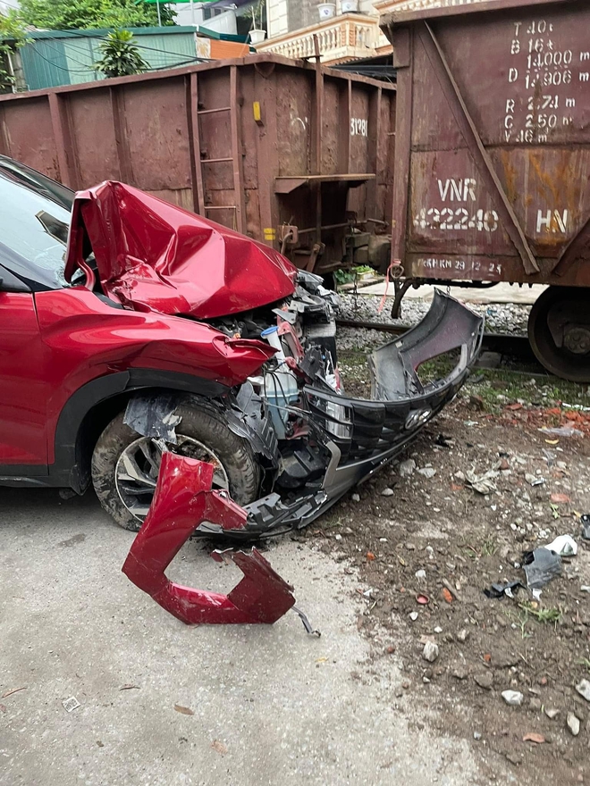 Hyundai Creta bị tàu hỏa đâm nát đầu khi đỗ cạnh đường ray, chuyên gia cho rằng chủ xe vẫn được bảo hiểm nếu đáp ứng một số điều kiện- Ảnh 5. Hyundai Creta bị tàu hỏa đâm nát đầu khi đỗ cạnh đường ray, chuyên gia cho rằng chủ xe vẫn được bảo hiểm nếu đáp ứng một số điều kiện- Ảnh 5.