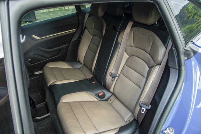 Bỏ 7 tỷ mua Porsche Taycan Cross Turismo đi phượt, đây là 3 thứ trải nghiệm bạn khó tìm thấy trên bất kỳ chiếc xe nào khác- Ảnh 33. Bỏ 7 tỷ mua Porsche Taycan Cross Turismo đi phượt, đây là 3 thứ trải nghiệm bạn khó tìm thấy trên bất kỳ chiếc xe nào khác- Ảnh 33.