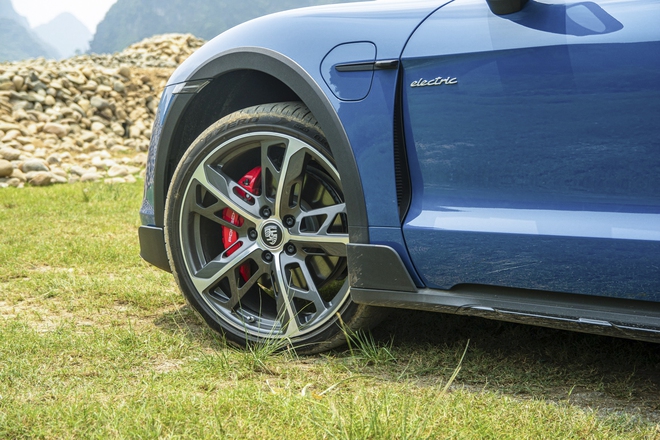 Bỏ 7 tỷ mua Porsche Taycan Cross Turismo đi phượt, đây là 3 thứ trải nghiệm bạn khó tìm thấy trên bất kỳ chiếc xe nào khác- Ảnh 14. Bỏ 7 tỷ mua Porsche Taycan Cross Turismo đi phượt, đây là 3 thứ trải nghiệm bạn khó tìm thấy trên bất kỳ chiếc xe nào khác- Ảnh 14.