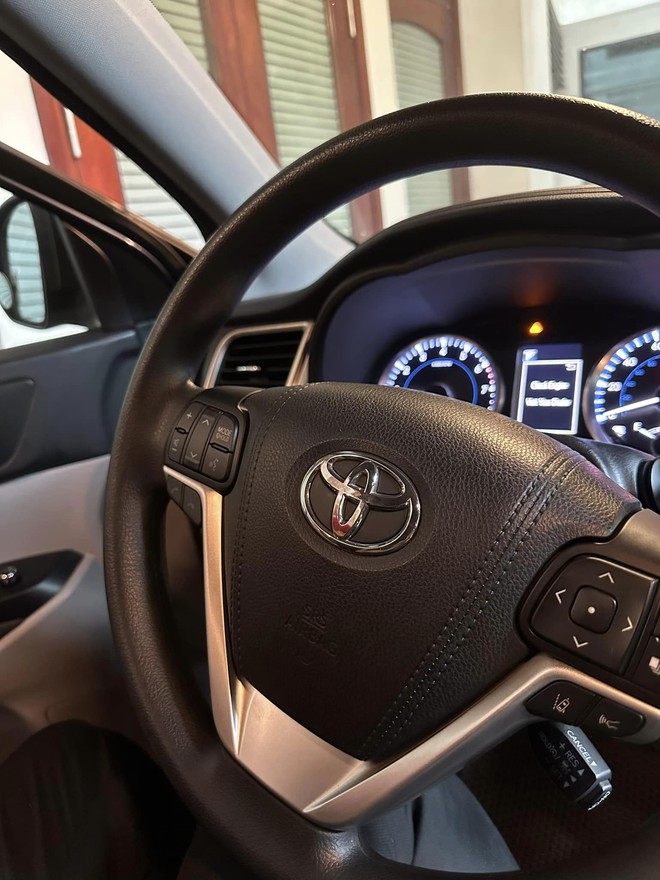 Toyota Highlander 7 năm tuổi mới lăn bánh hơn 1.000km được bán lại 1,7 tỷ đồng: Vẫn dùng vô lăng 'nhựa' nhưng có gói ADAS- Ảnh 6. Toyota Highlander 7 năm tuổi mới lăn bánh hơn 1.000km được bán lại 1,7 tỷ đồng: Vẫn dùng vô lăng 'nhựa' nhưng có gói ADAS- Ảnh 6.