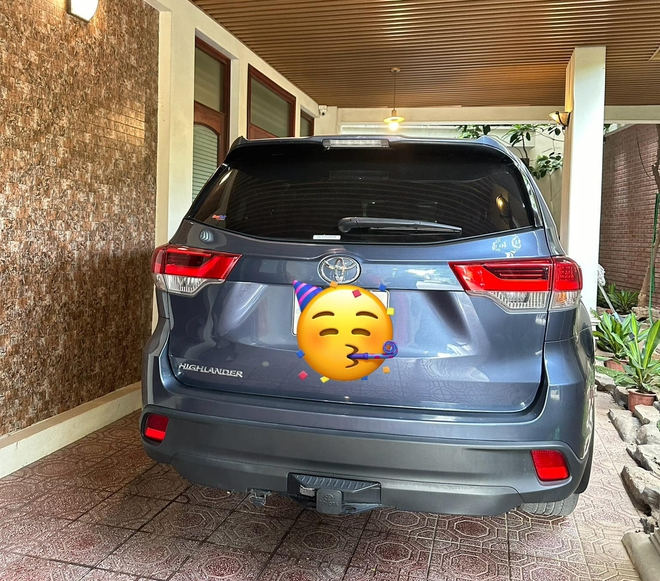 Toyota Highlander 7 năm tuổi mới lăn bánh hơn 1.000km được bán lại 1,7 tỷ đồng: Vẫn dùng vô lăng 'nhựa' nhưng có gói ADAS- Ảnh 4. Toyota Highlander 7 năm tuổi mới lăn bánh hơn 1.000km được bán lại 1,7 tỷ đồng: Vẫn dùng vô lăng 'nhựa' nhưng có gói ADAS- Ảnh 4.