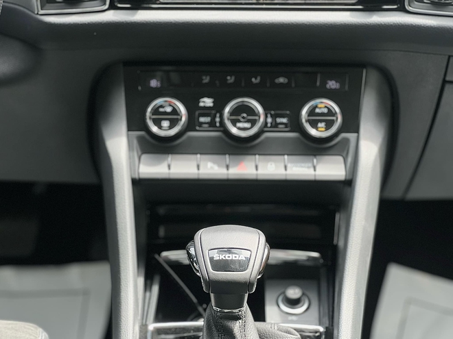 Skoda Kodiaq giảm hơn 200 triệu phí lăn bánh tại đại lý: Bản ‘base’ chưa đến 1,05 tỷ, nhiều ‘đồ chơi’ tặng kèm, cạnh tranh Santa Fe- Ảnh 8. Skoda Kodiaq giảm hơn 200 triệu phí lăn bánh tại đại lý: Bản ‘base’ chưa đến 1,05 tỷ, nhiều ‘đồ chơi’ tặng kèm, cạnh tranh Santa Fe- Ảnh 8.