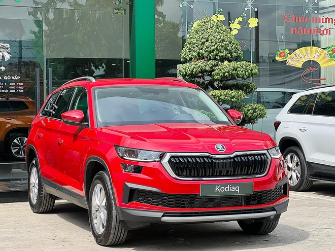 Skoda Kodiaq giảm hơn 200 triệu phí lăn bánh tại đại lý: Bản ‘base’ chưa đến 1,05 tỷ, nhiều ‘đồ chơi’ tặng kèm, cạnh tranh Santa Fe- Ảnh 3. Skoda Kodiaq giảm hơn 200 triệu phí lăn bánh tại đại lý: Bản ‘base’ chưa đến 1,05 tỷ, nhiều ‘đồ chơi’ tặng kèm, cạnh tranh Santa Fe- Ảnh 3.
