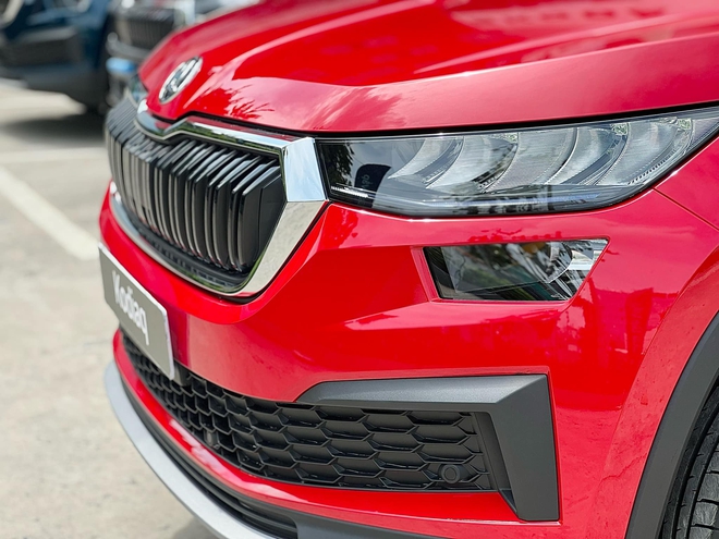 Skoda Kodiaq giảm hơn 200 triệu phí lăn bánh tại đại lý: Bản ‘base’ chưa đến 1,05 tỷ, nhiều ‘đồ chơi’ tặng kèm, cạnh tranh Santa Fe- Ảnh 5. Skoda Kodiaq giảm hơn 200 triệu phí lăn bánh tại đại lý: Bản ‘base’ chưa đến 1,05 tỷ, nhiều ‘đồ chơi’ tặng kèm, cạnh tranh Santa Fe- Ảnh 5.