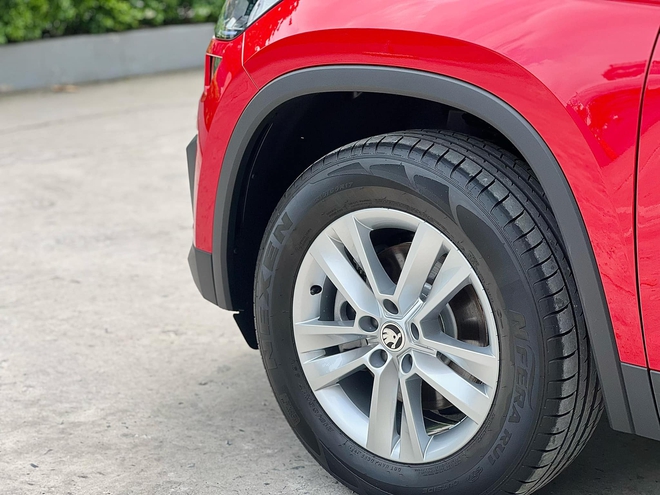 Skoda Kodiaq giảm hơn 200 triệu phí lăn bánh tại đại lý: Bản ‘base’ chưa đến 1,05 tỷ, nhiều ‘đồ chơi’ tặng kèm, cạnh tranh Santa Fe- Ảnh 6. Skoda Kodiaq giảm hơn 200 triệu phí lăn bánh tại đại lý: Bản ‘base’ chưa đến 1,05 tỷ, nhiều ‘đồ chơi’ tặng kèm, cạnh tranh Santa Fe- Ảnh 6.