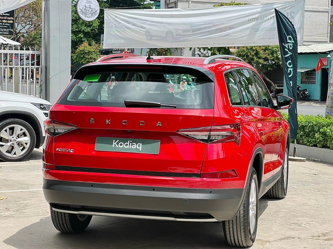 Skoda Kodiaq giảm hơn 200 triệu phí lăn bánh tại đại lý: Bản ‘base’ chưa đến 1,05 tỷ, nhiều ‘đồ chơi’ tặng kèm, cạnh tranh Santa Fe- Ảnh 4. Skoda Kodiaq giảm hơn 200 triệu phí lăn bánh tại đại lý: Bản ‘base’ chưa đến 1,05 tỷ, nhiều ‘đồ chơi’ tặng kèm, cạnh tranh Santa Fe- Ảnh 4.