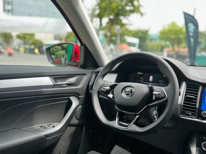 Skoda Kodiaq giảm hơn 200 triệu phí lăn bánh tại đại lý: Bản ‘base’ chưa đến 1,05 tỷ, nhiều ‘đồ chơi’ tặng kèm, cạnh tranh Santa Fe- Ảnh 7. Skoda Kodiaq giảm hơn 200 triệu phí lăn bánh tại đại lý: Bản ‘base’ chưa đến 1,05 tỷ, nhiều ‘đồ chơi’ tặng kèm, cạnh tranh Santa Fe- Ảnh 7.