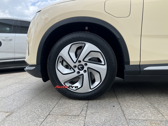 Chi tiết VinFast VF 8S: Bản rẻ nhất giá từ 1,079 tỷ đồng, không được sạc miễn phí nếu chạy dịch vụ- Ảnh 7. Chi tiết VinFast VF 8S: Bản rẻ nhất giá từ 1,079 tỷ đồng, không được sạc miễn phí nếu chạy dịch vụ- Ảnh 7.