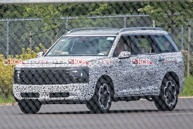 Hyundai Palisade 2026 lộ diện rõ nét hơn ngoài đời thực: Thiết kế 'mượt' hơn Santa Fe, có nét giống Range Rover- Ảnh 2. Hyundai Palisade 2026 lộ diện rõ nét hơn ngoài đời thực: Thiết kế 'mượt' hơn Santa Fe, có nét giống Range Rover- Ảnh 2.