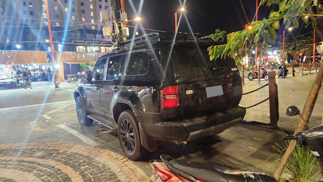 Toyota Land Cruiser Prado 2024 xuất hiện ở Đà Nẵng: Không phải nhập chính hãng, cộng đồng xe Việt Nam thêm 'nóng ruột' chờ bản chính thức- Ảnh 3. Toyota Land Cruiser Prado 2024 xuất hiện ở Đà Nẵng: Không phải nhập chính hãng, cộng đồng xe Việt Nam thêm 'nóng ruột' chờ bản chính thức- Ảnh 3.