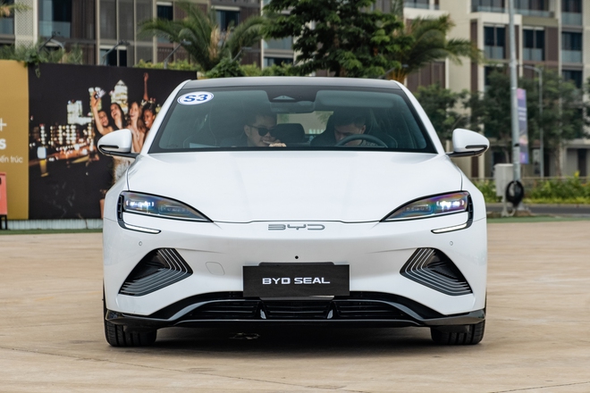 BYD Seal chốt giá tại Việt Nam: Từ 1,119 tỷ, đắt hơn Camry bản tiêu chuẩn, đi 520km/lần sạc- Ảnh 5. BYD Seal chốt giá tại Việt Nam: Từ 1,119 tỷ, đắt hơn Camry bản tiêu chuẩn, đi 520km/lần sạc- Ảnh 5.