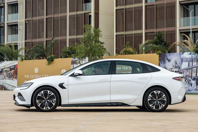 BYD Seal chốt giá tại Việt Nam: Từ 1,119 tỷ, đắt hơn Camry bản tiêu chuẩn, đi 520km/lần sạc- Ảnh 6. BYD Seal chốt giá tại Việt Nam: Từ 1,119 tỷ, đắt hơn Camry bản tiêu chuẩn, đi 520km/lần sạc- Ảnh 6.